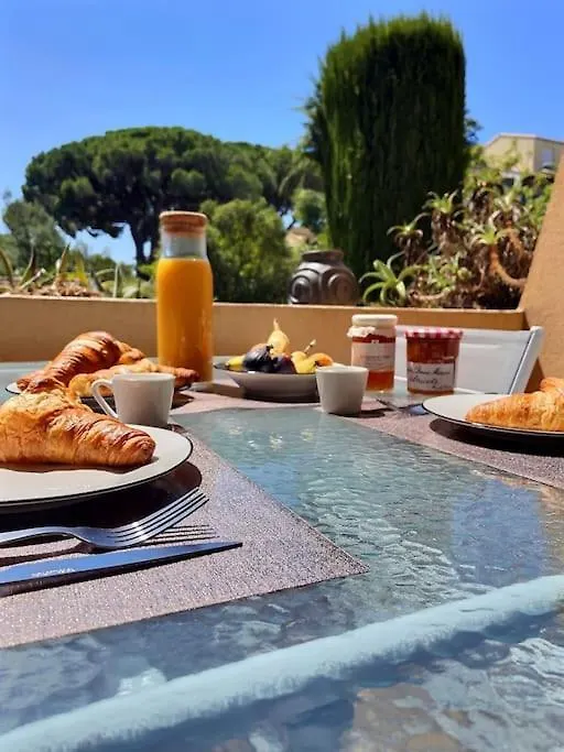 Le P'Tit Cocon: Chambre / Terrasse / Parking Cavalaire-sur-Mer France