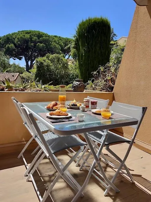 Le P'Tit Cocon: Chambre / Terrasse / Parking Cavalaire-sur-Mer 0*,  France