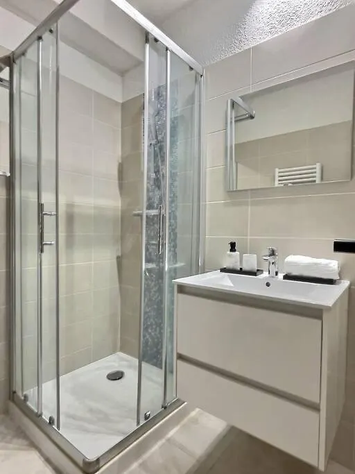 Le P'Tit Cocon: Chambre / Terrasse / Parking Cavalaire-sur-Mer