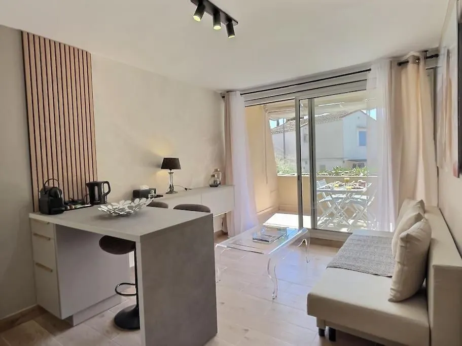 Le P'Tit Cocon: Chambre / Terrasse / Parking Cavalaire-sur-Mer 0*,
