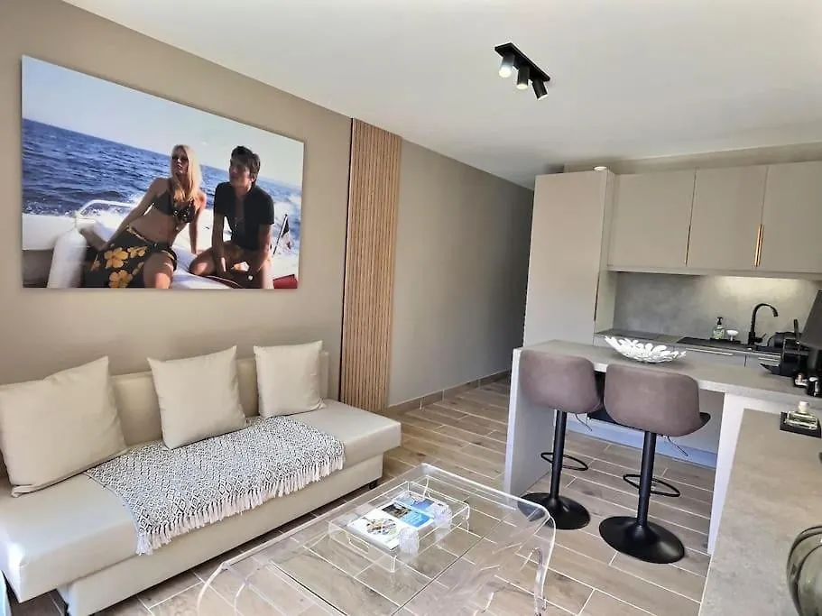 Apartment Le P'Tit Cocon: Chambre / Terrasse / Parking Cavalaire-sur-Mer